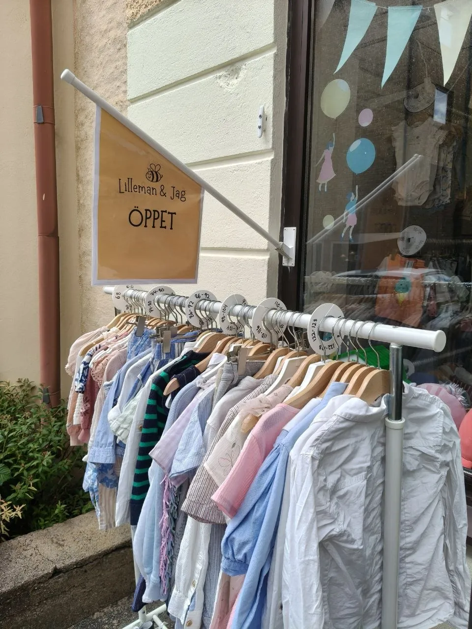 Klädställning med barnkläder utanför Lilleman & Jags butik
