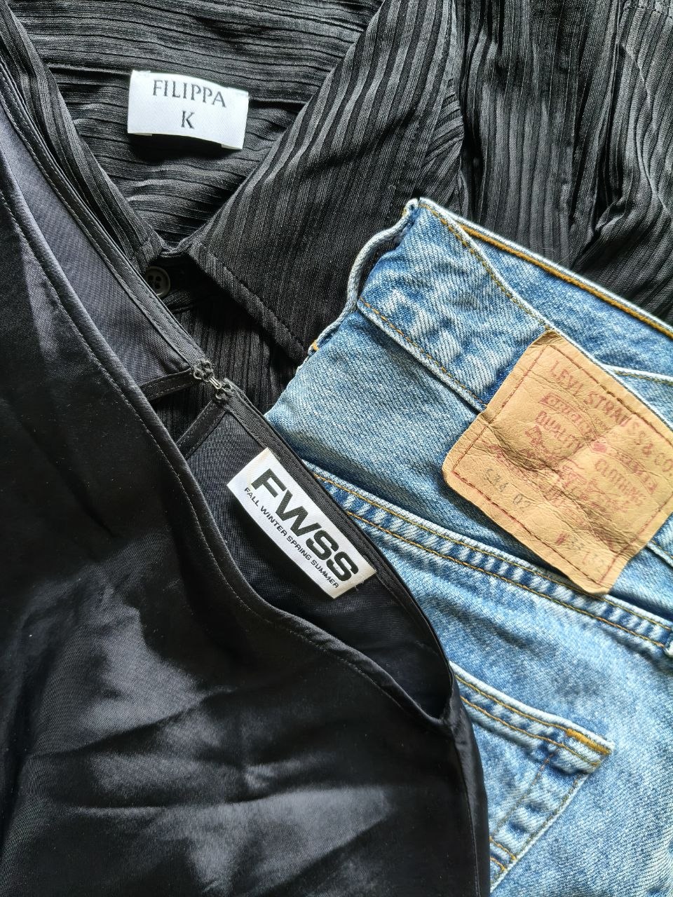 Svarta festplagg och ljusa Levi’s-jeans