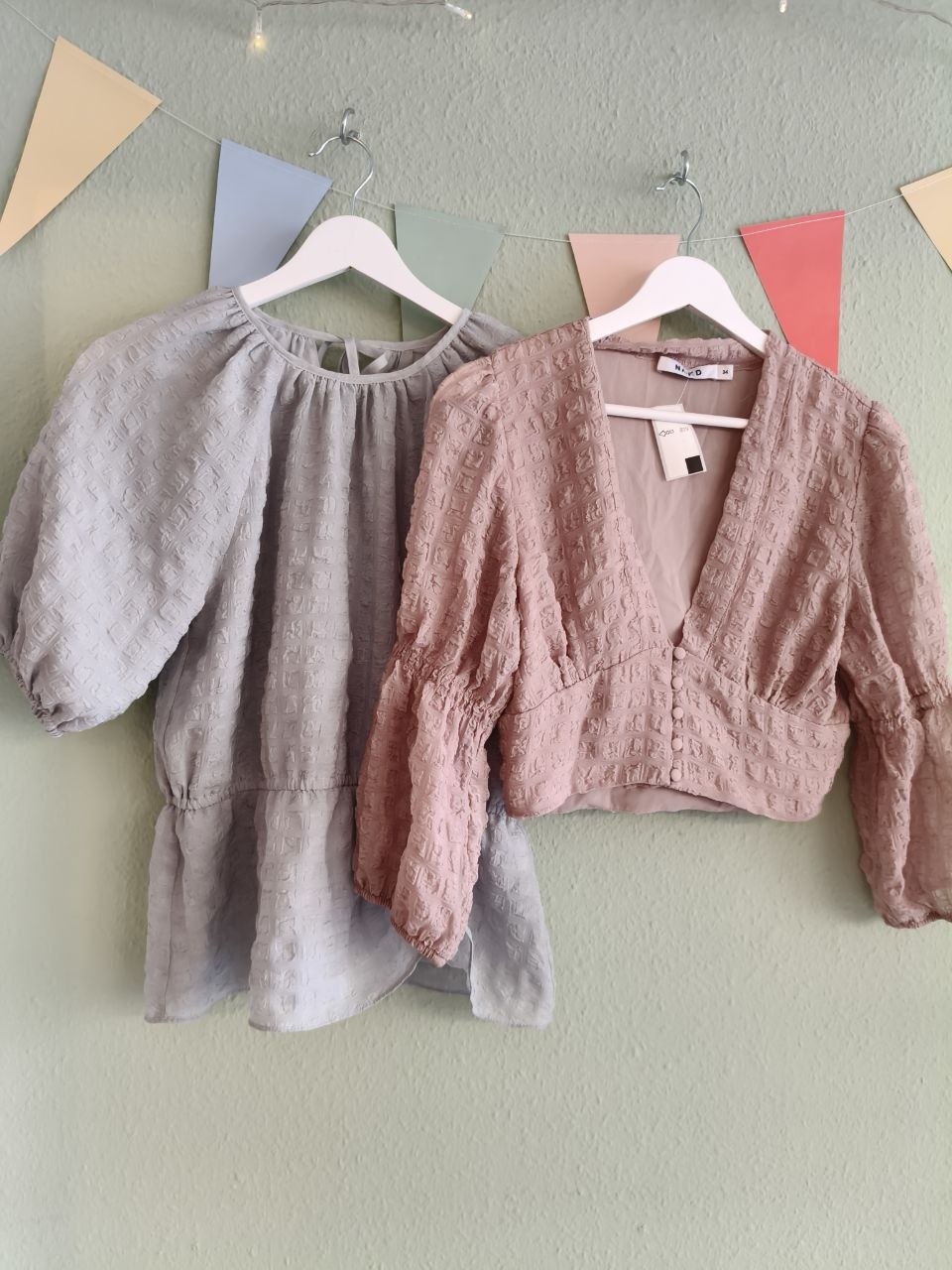Ljusgrå blus och rosa kort blus