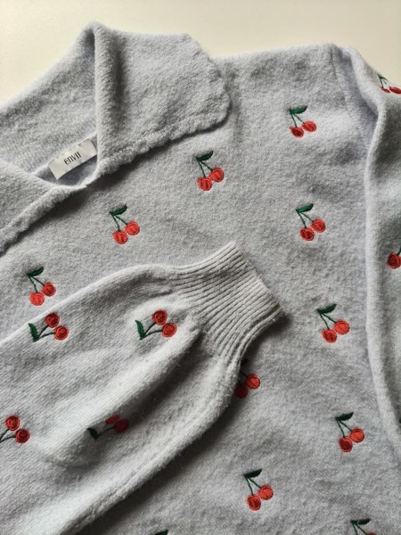 Grå damtröja med broderade körsbär från eventets sortiment
