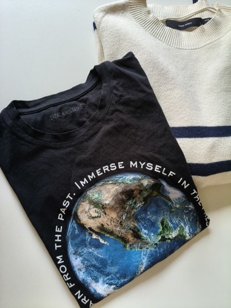Svart t-shirt och ljus stickad tröja