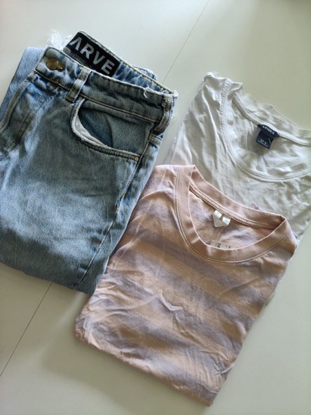 Jeans och två t-shirts i ljusa färger
