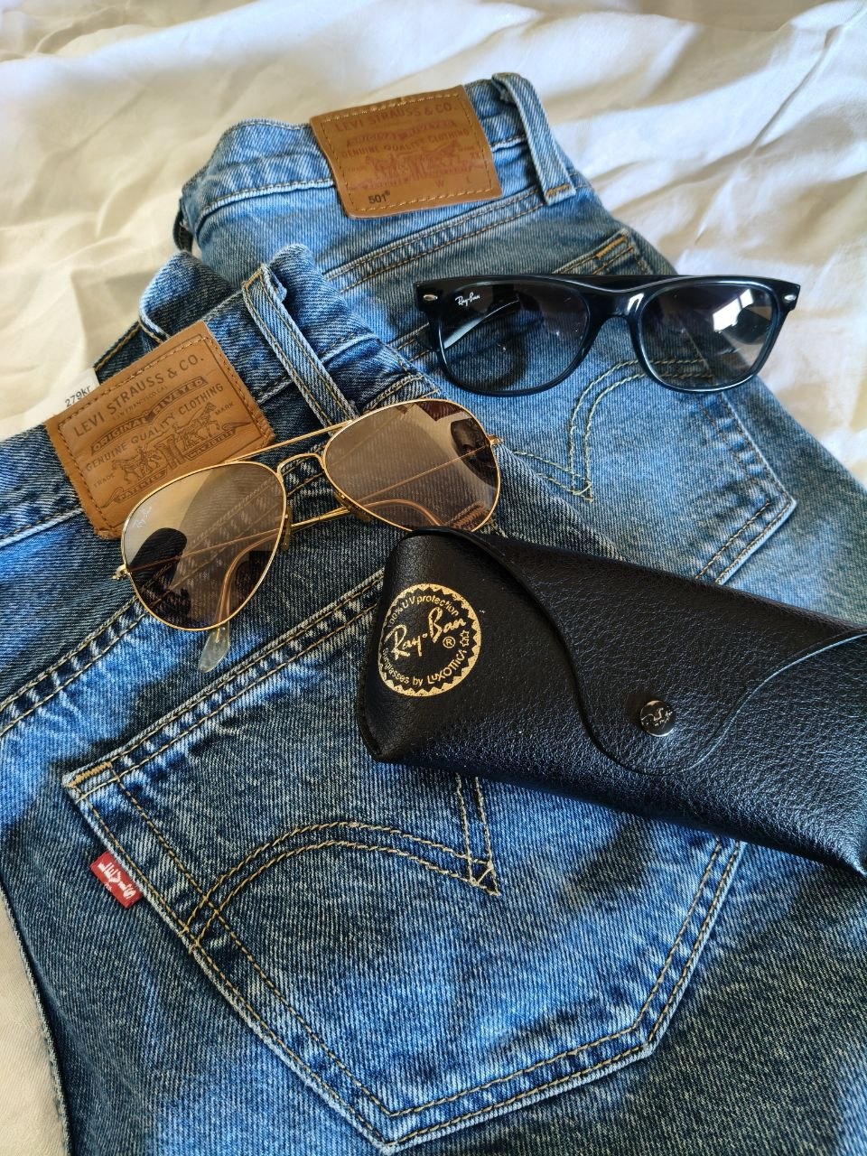 Levi’s-jeans och två par solglasögon